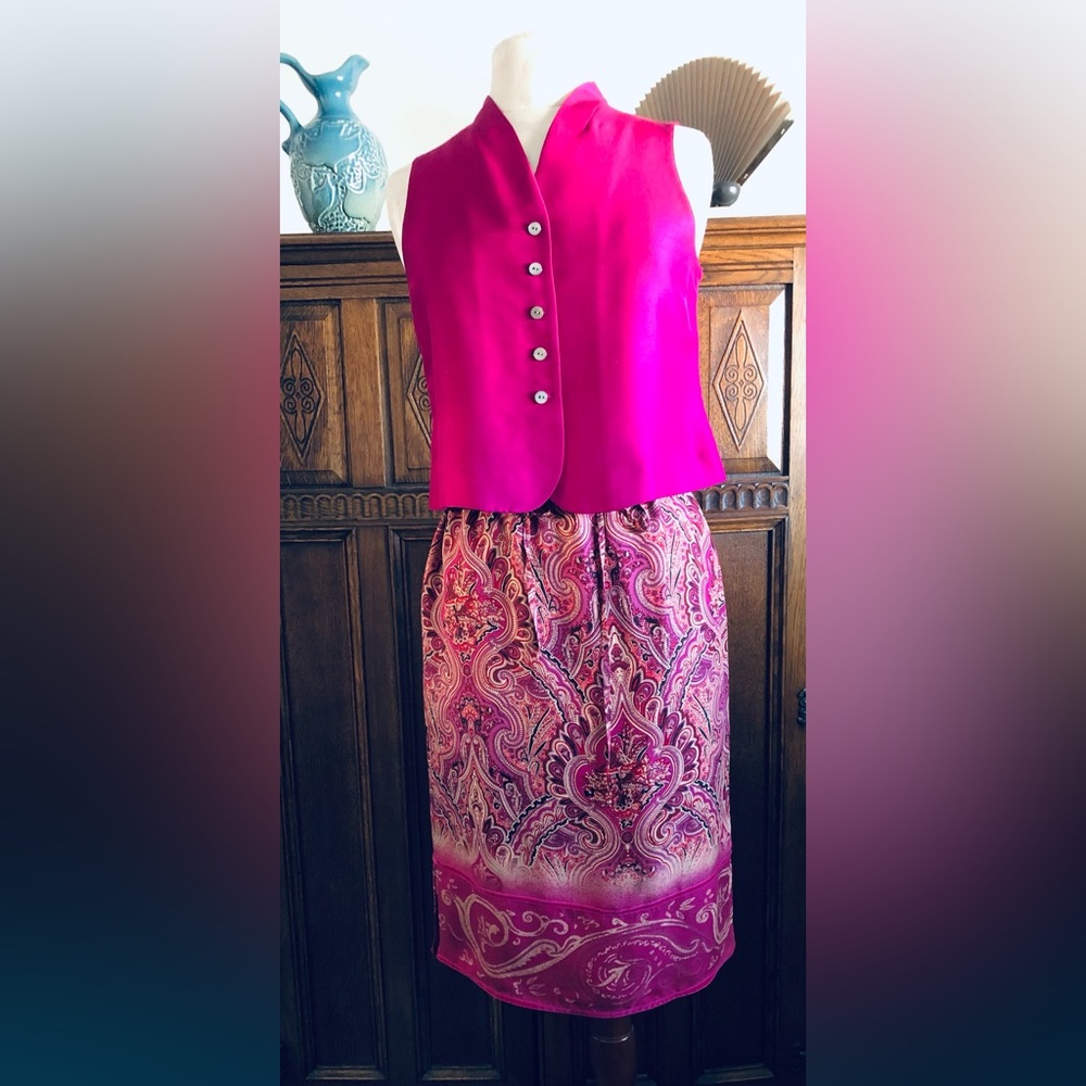 Valerie Stevens silk two piece top & short paisley skirt. Size petite m -